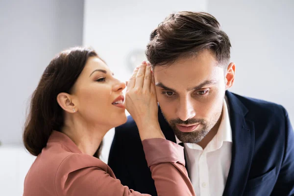 Mujer Murmurando Chismes Oreja Amigo Lugar Trabajo Oficina —  Fotos de Stock