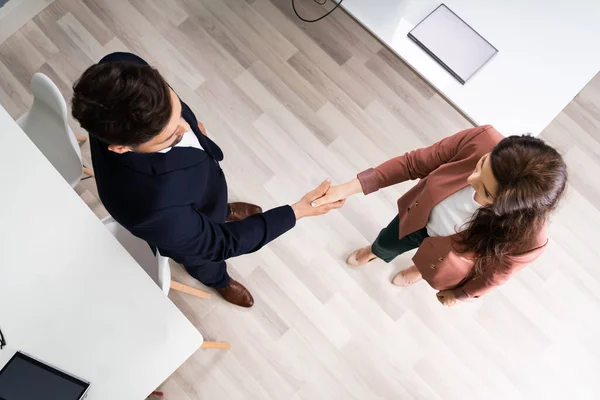 Professionele Zakenmensen Schudden Elkaar Hand Bovenaanzicht — Stockfoto