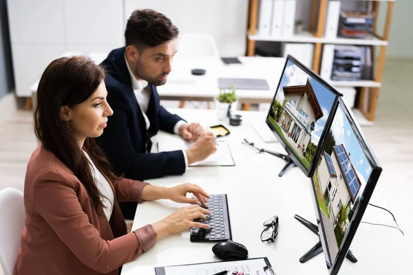 Dois Engenheiros Usando Monitor Computador Escritório — Fotografia de Stock