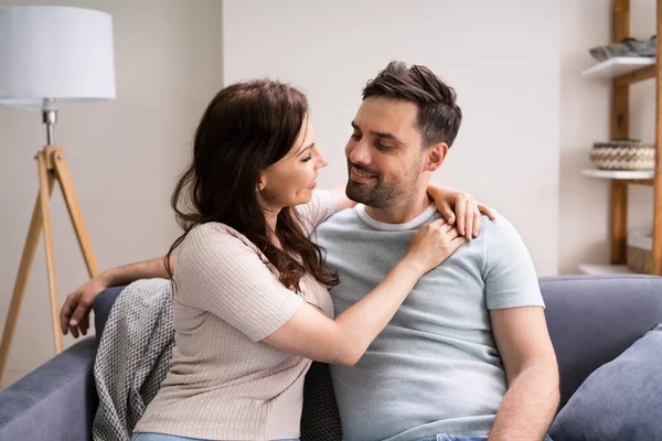 Sitzte Glücklich Mann Und Frau Auf Sofa Oder Couch Hause — Stockfoto