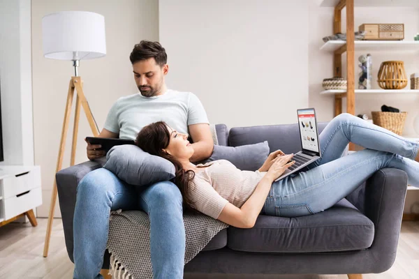 Familjepar Som Använder Laptop Och Surfplatta Soffan — Stockfoto