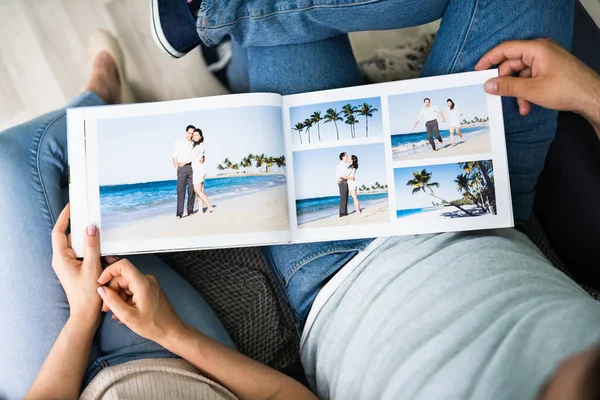 Couple Family Looking Photo Album Photobook — Stock Photo, Image