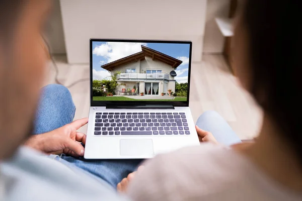 Paar Familie Zoek Naar Onroerend Goed Online Laptop — Stockfoto