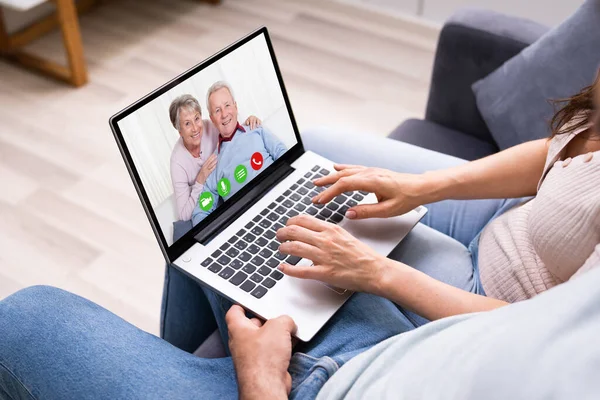 Paar Video Conferentie Chat Met Ouders — Stockfoto