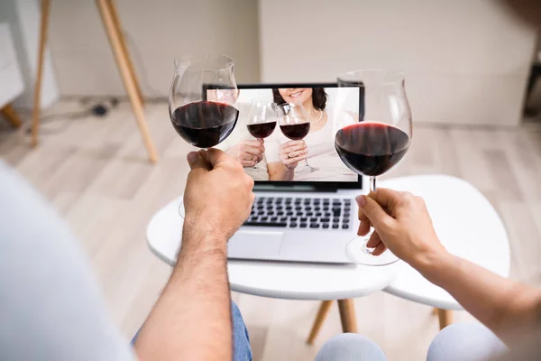 Degustación Virtual Vinos Con Ordenador Portátil Partido Línea Bebidas —  Fotos de Stock