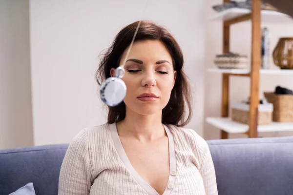 Psychology Hypnosis Using Pendulum Hypnotic Treatment Hypnotherapy — Stock Photo, Image