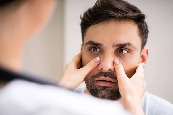 Arzt Führt Sinusitis Untersuchung Wegen Sinusentzündung Durch — Stockfoto