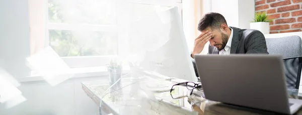 Stresszes Ember Migrénnel Fejfájással Számítógép Előtt — Stock Fotó