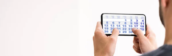 Man Tittar Kalender Smart Telefon — Stockfoto
