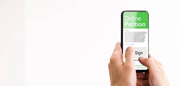 Tandatangani Petisi Online Pada Smartphone Menggunakan Aplikasi Telepon Seluler — Stok Foto
