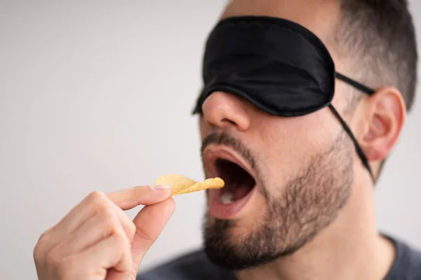 Ślepy Smak Test Żywności Zawiązanymi Oczami Twarz Mężczyzny — Zdjęcie stockowe