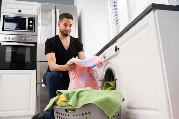 Çamaşır Yıkayan Adam Çamaşır Makinesinden Sonra Giysilerdeki Lekeler — Stok fotoğraf