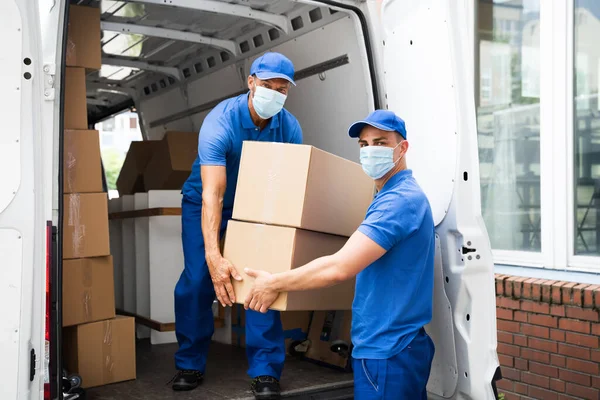 Entrega Hombres Descarga Cajas Cartón Camión Con Máscara Facial —  Fotos de Stock