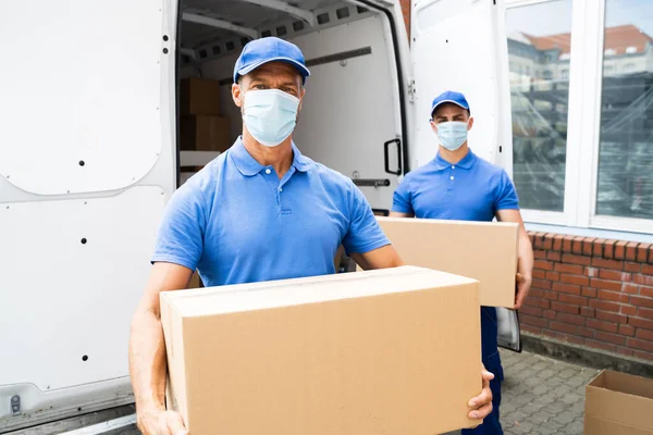 Blue Delivery Men Rozładunku Pakietu Ciężarówki Maską Twarzy — Zdjęcie stockowe