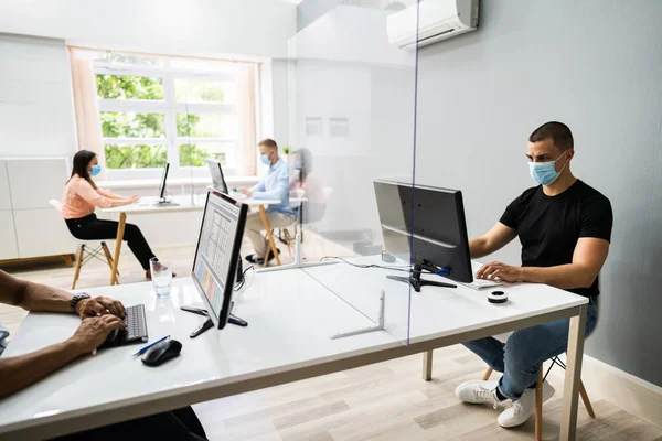 Business Employee Social Distancing Using Sneeze Guards Office — Stock Photo, Image