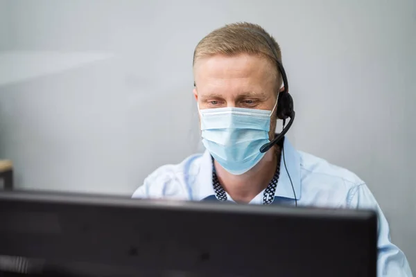 Телефонний Оператор Call Center Office Wearing Face Mask — стокове фото