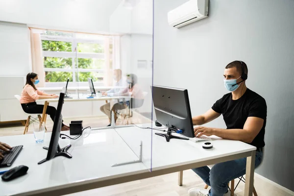 Call Center Zákaznické Služby Agenti Nosit Masky Obličeje — Stock fotografie