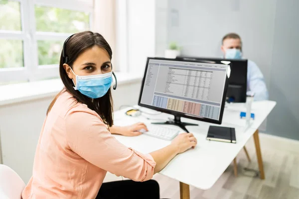 Call Center Customer Service Agents Wearing Face Masks — Stock Photo, Image