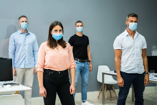 Grupo Empleados Oficina Con Máscaras Faciales Médicas —  Fotos de Stock