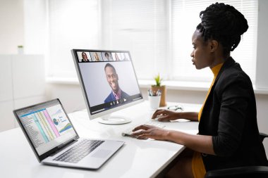 Afrikalı Kadın Video Konferansı İş Görüşmesi Bilgisayar Ekranında