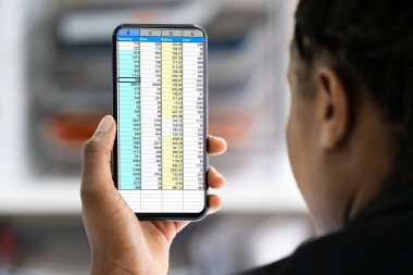 Telefonda Hesap Tablosu Verileriyle Çalışan Afrikalı Kadın