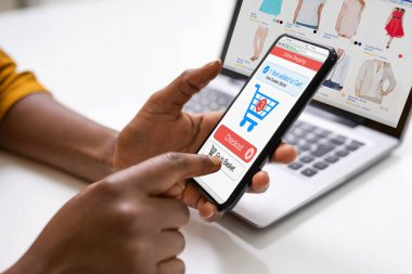 Bilgisayarda Çevrimiçi Ticaret Dükkanı Kullanan Afrikalı Kadın