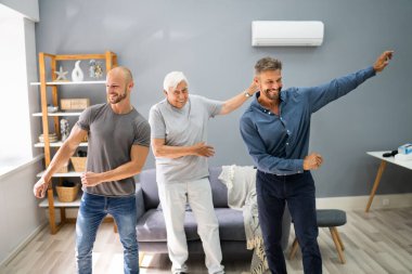 Üç Nesil Erkek Dans Ediyor ve Büyükbabamla Egzersiz Yapıyor