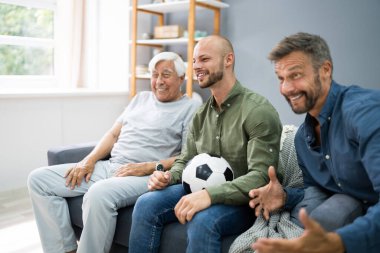 TV 'de Futbol İzleyen Üç Nesil Sporsever