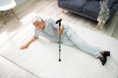 Yaşlı kıdemli adam kayıyor ve düşüyor. Düşmüş Yaşlı Kişi