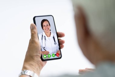 Videochat 'taki Kıdemli Adam ya da Akıllı Telefondaki Doktorla Video Konferansı