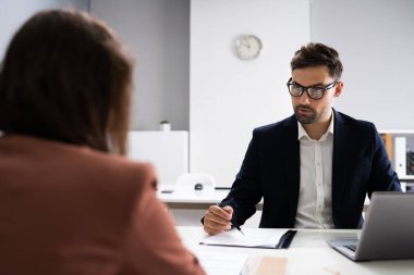 İş görüşmesi için. İş Yöneticisi Toplantıda Personel Alıcısıyla Konuşuyor