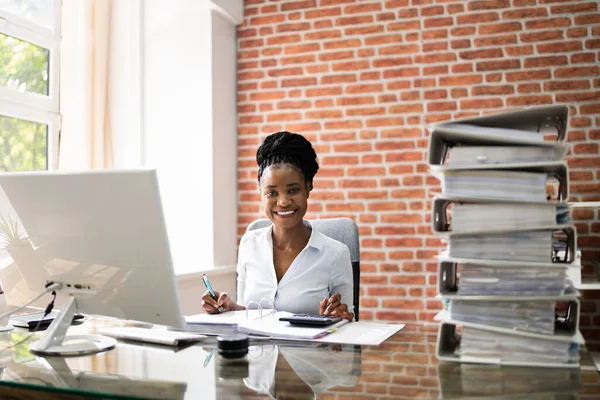 Business Woman Reviewing Files Doing Too Much — Stock Photo, Image