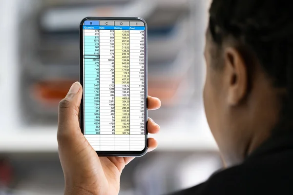 African Woman Praca Arkusza Kalkulacyjnego Danych Telefonie — Zdjęcie stockowe