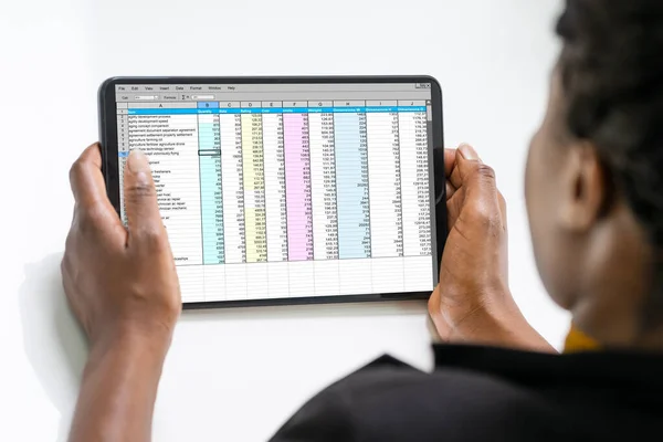 Finanzanalyst Verwendet Tabellenkalkulationssoftware Auf Tablet Computer — Stockfoto