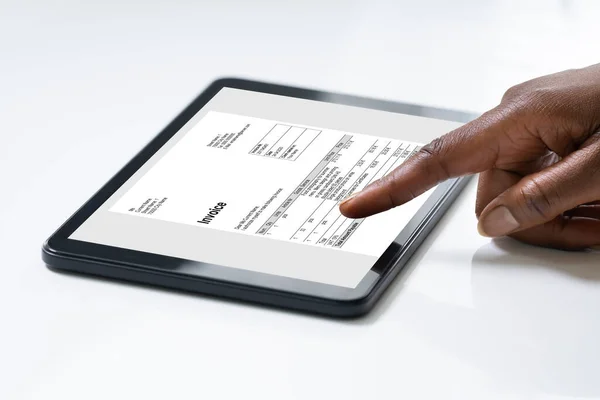 Tabletteki Şirket Faturası Elektronik Muhasebe Yazılımı — Stok fotoğraf