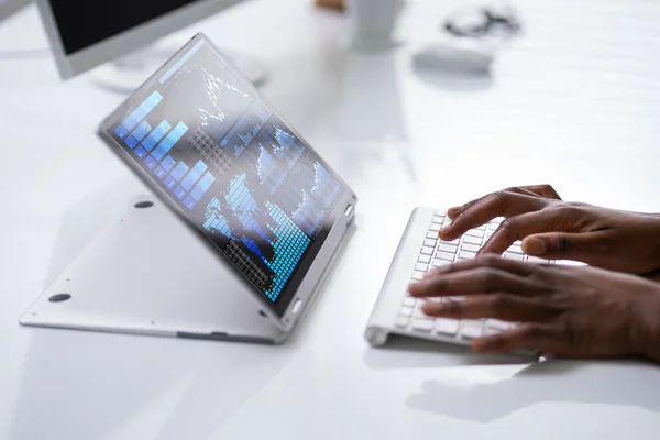 Afro Amerikaanse Financieel Analist Vrouw Met Behulp Van Laptop Computer — Stockfoto