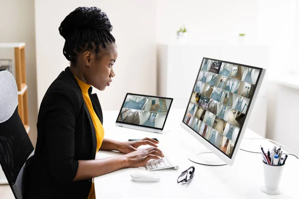 Geschäftsfrau Beobachtet Cctv Aufnahmen Des Büroinnenraums Computer Arbeitsplatz — Stockfoto