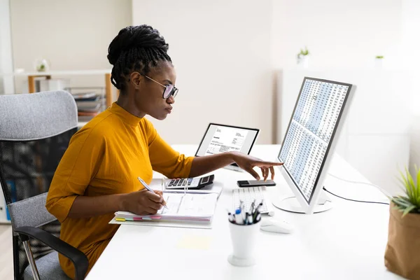 African Professional Chartered Accountant Mujer Haciendo Impuestos —  Fotos de Stock