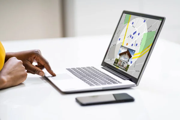 African American Woman Using Real Estate Map Laptop Computer — 스톡 사진