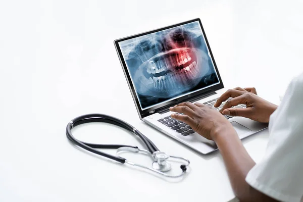 Médico Dentista Olhando Para Dentes Xray Usando Software Computador — Fotografia de Stock