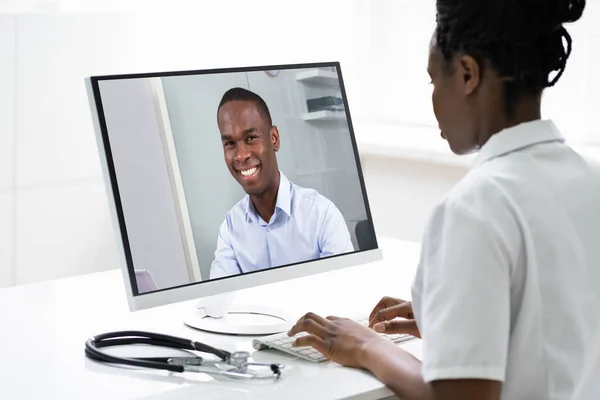 Médico Africano Vídeo Conferência Chamada Conversando Com Paciente — Fotografia de Stock