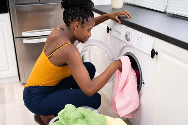 Γυναίκα Φόρτωση Βρώμικο Ρούχα Στο Πλυντήριο Για Πλύσιμο Στο Δωμάτιο — Φωτογραφία Αρχείου
