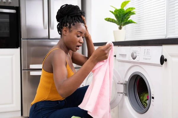 Vrouw Kleren Bleekmiddel Wasserij Kleurvlekken — Stockfoto