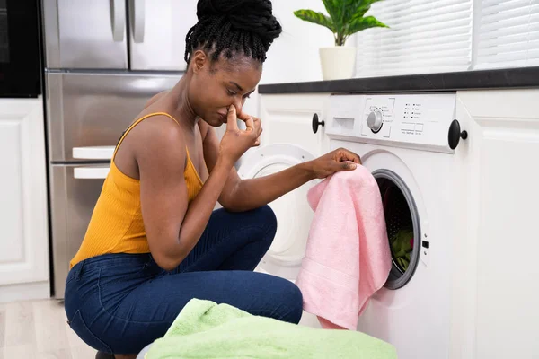 Kaputte Stinkende Waschmaschine Frau Wäscht Handtuch — Stockfoto