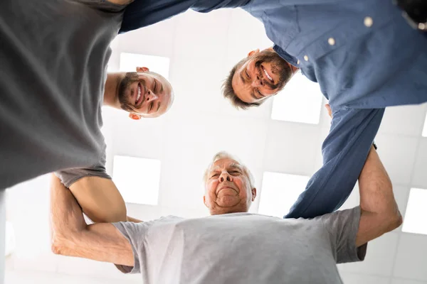 Glückliche Männer Der Dritten Generation Stehen Dicht Gedrängt — Stockfoto