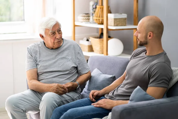 Avô Conversando Com Seu Neto Sala Estar — Fotografia de Stock
