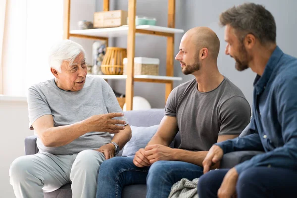 Morfar Pratar Med Sonson Och Son Familj Tre Generationer — Stockfoto