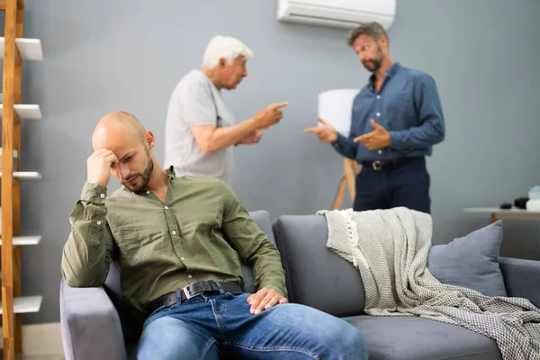 Abuelo Teniendo Conflicto Con Padre Mientras Triste Hijo Sentado Sofá — Foto de Stock