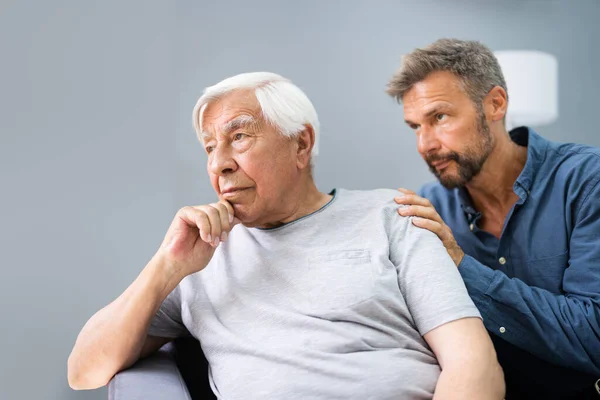 Idős Alzheimer Kórban Szenvedő Öregember Kap Támogatást Ellátást Fiától — Stock Fotó