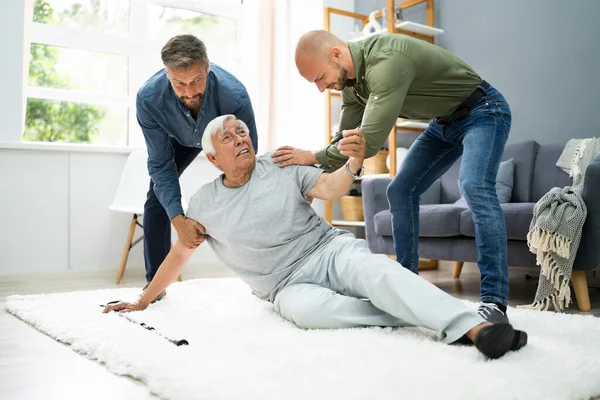 Ajudando Elder Senior Fallen Man Após Acidente Queda — Fotografia de Stock